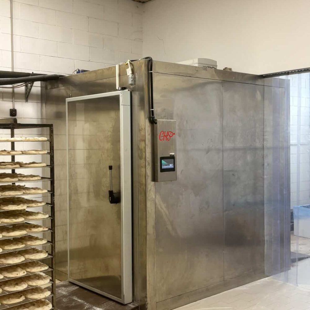Cella frigorifera CHS per conservazione impasti con carrello teglie in laboratorio bakery