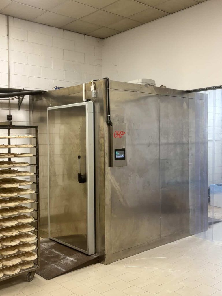 Cella frigorifera CHS per conservazione impasti con carrello teglie in laboratorio bakery