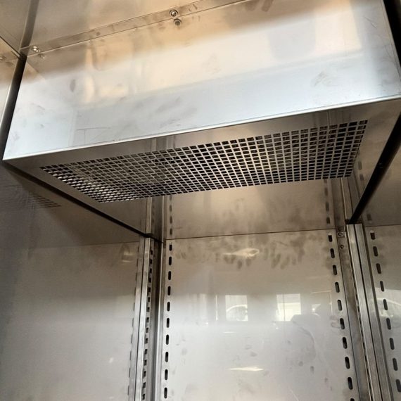 Interno armadio fermalievita con vista su lamiere specificatamente catino con griglia vista ventole evaporatore